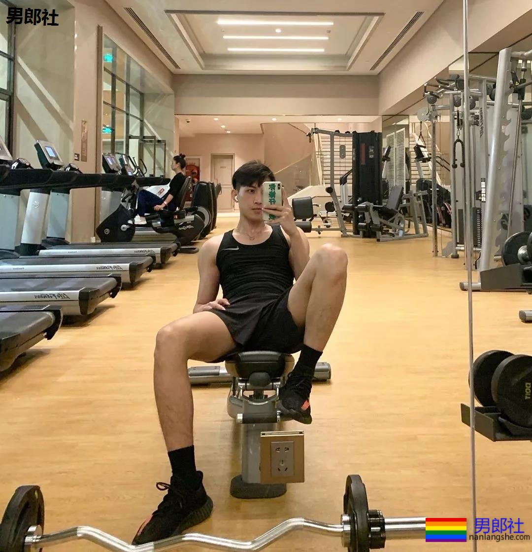 发育不错的腹肌小奶狗被男摄影师盯上，白袜短裤自拍抢镜，想A！ - 51虹马