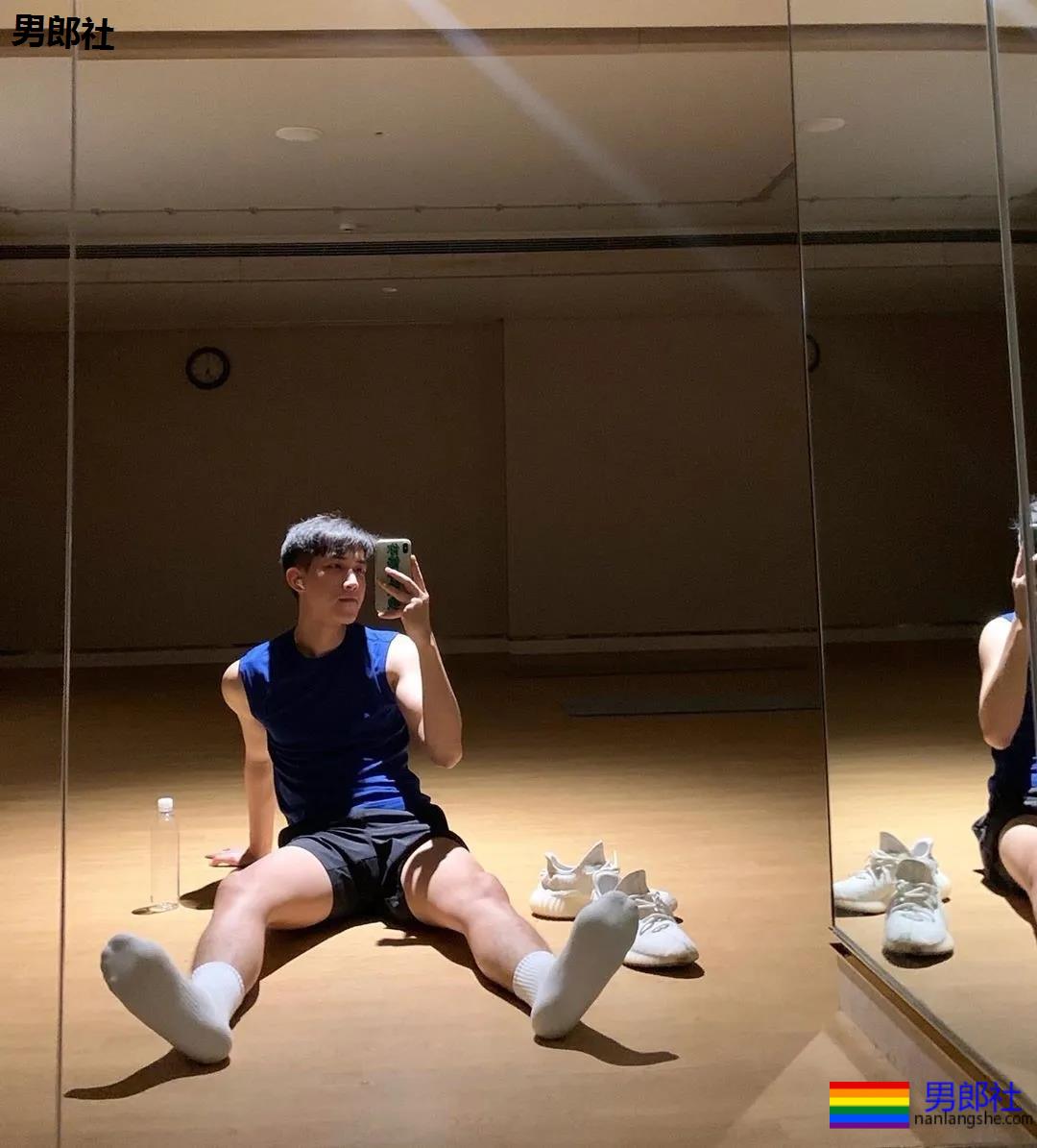 发育不错的腹肌小奶狗被男摄影师盯上，白袜短裤自拍抢镜，想A！ - 51虹马