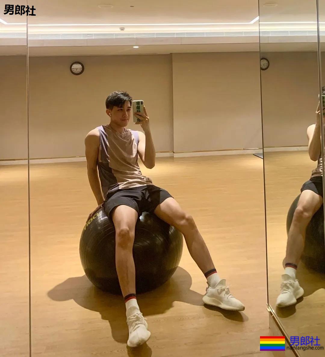 发育不错的腹肌小奶狗被男摄影师盯上，白袜短裤自拍抢镜，想A！ - 51虹马