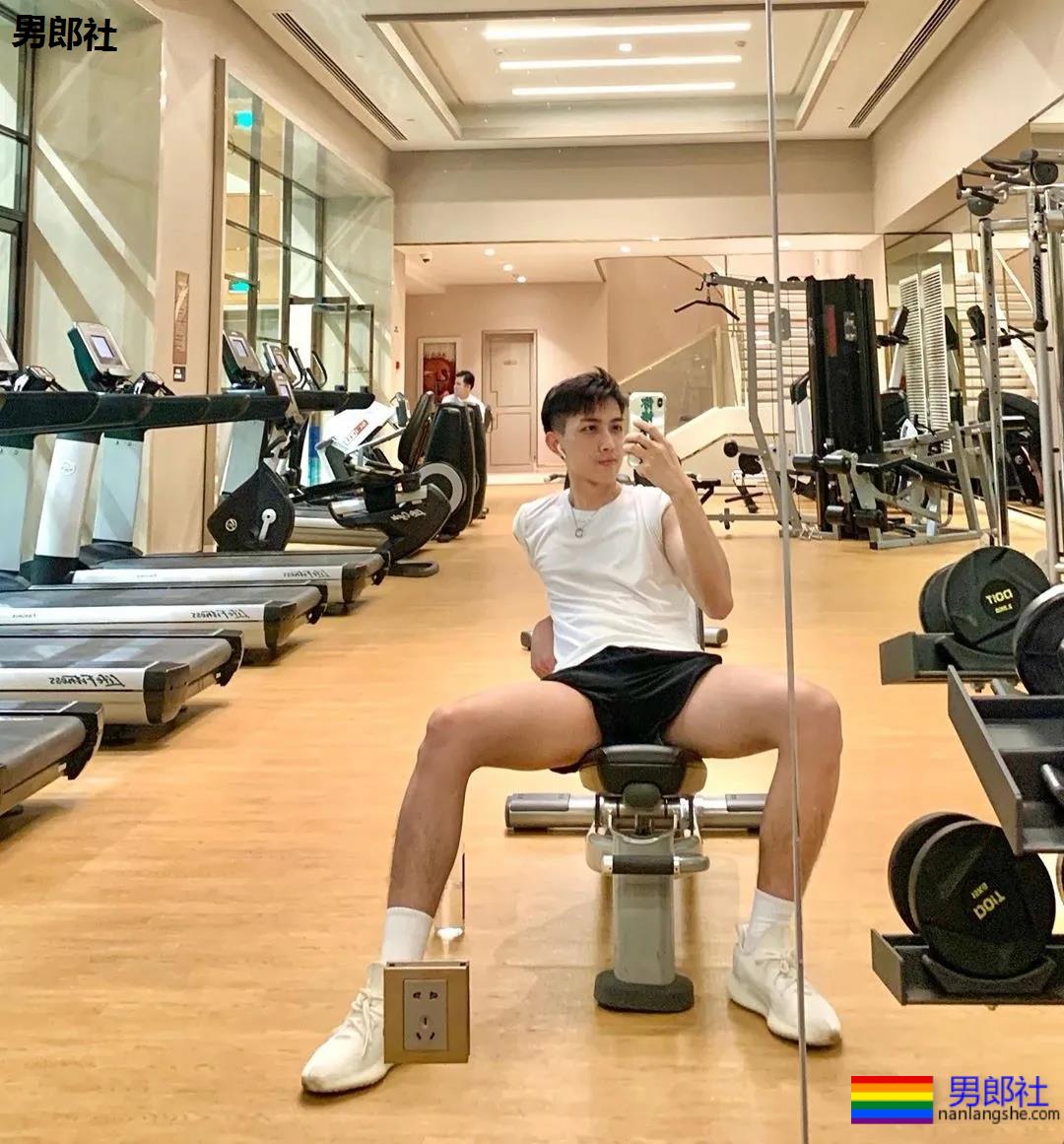 发育不错的腹肌小奶狗被男摄影师盯上，白袜短裤自拍抢镜，想A！ - 51虹马