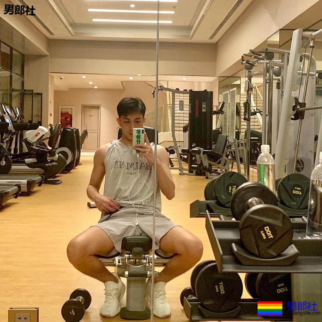 发育不错的腹肌小奶狗被男摄影师盯上，白袜短裤自拍抢镜，想A！ - 51虹马