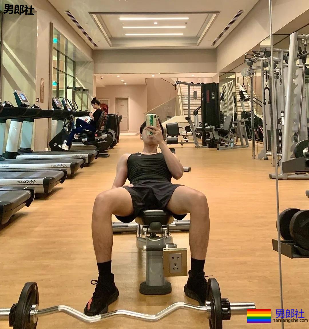 发育不错的腹肌小奶狗被男摄影师盯上，白袜短裤自拍抢镜，想A！ - 51虹马