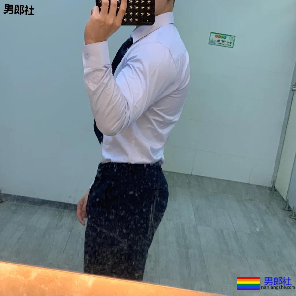 肌肉医生试衣间里玩自拍，长腿翘臀牛奶肌，撑爆衫胸肌大到犯规！ - 51虹马