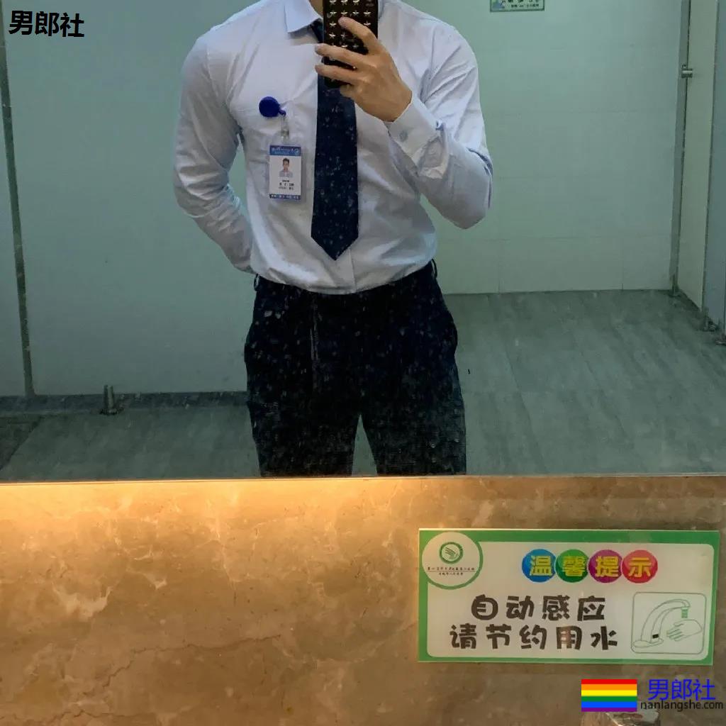 肌肉医生试衣间里玩自拍，长腿翘臀牛奶肌，撑爆衫胸肌大到犯规！ - 51虹马