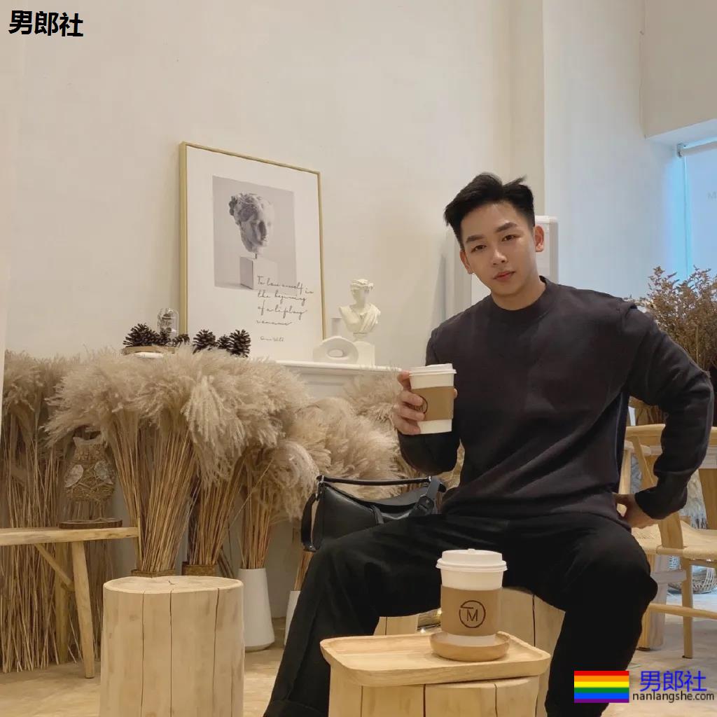 肌肉医生试衣间里玩自拍，长腿翘臀牛奶肌，撑爆衫胸肌大到犯规！ - 51虹马