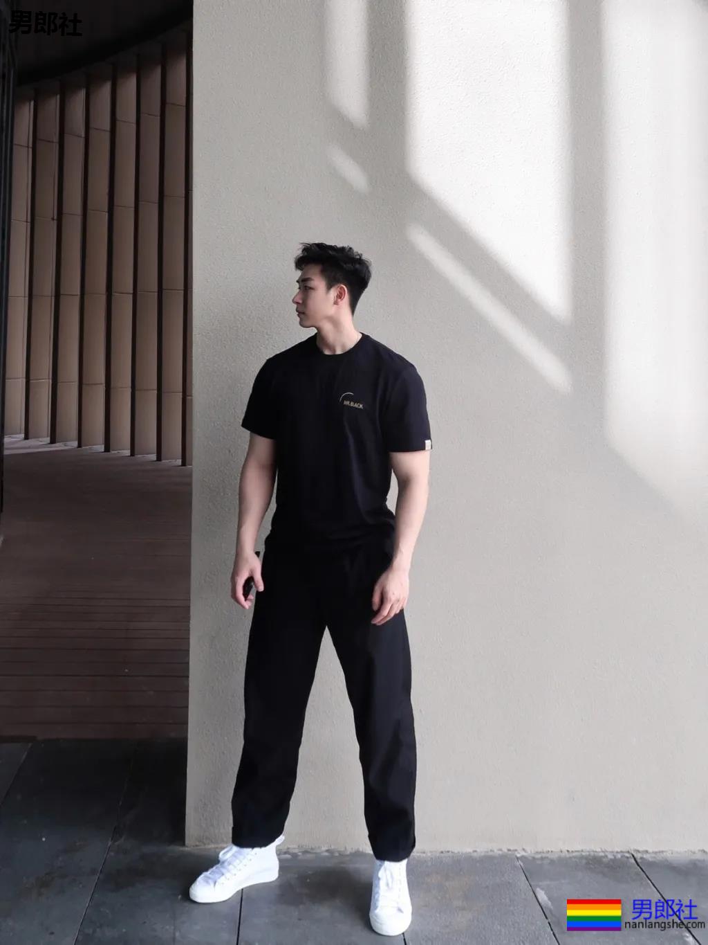 肌肉医生试衣间里玩自拍，长腿翘臀牛奶肌，撑爆衫胸肌大到犯规！ - 51虹马