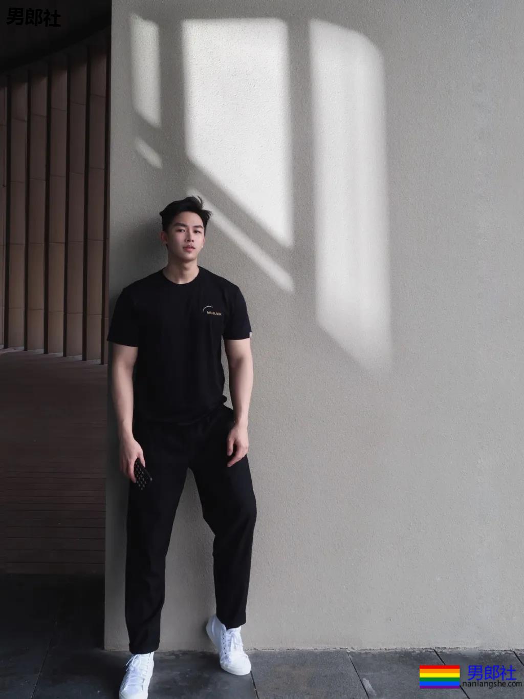 肌肉医生试衣间里玩自拍，长腿翘臀牛奶肌，撑爆衫胸肌大到犯规！ - 51虹马