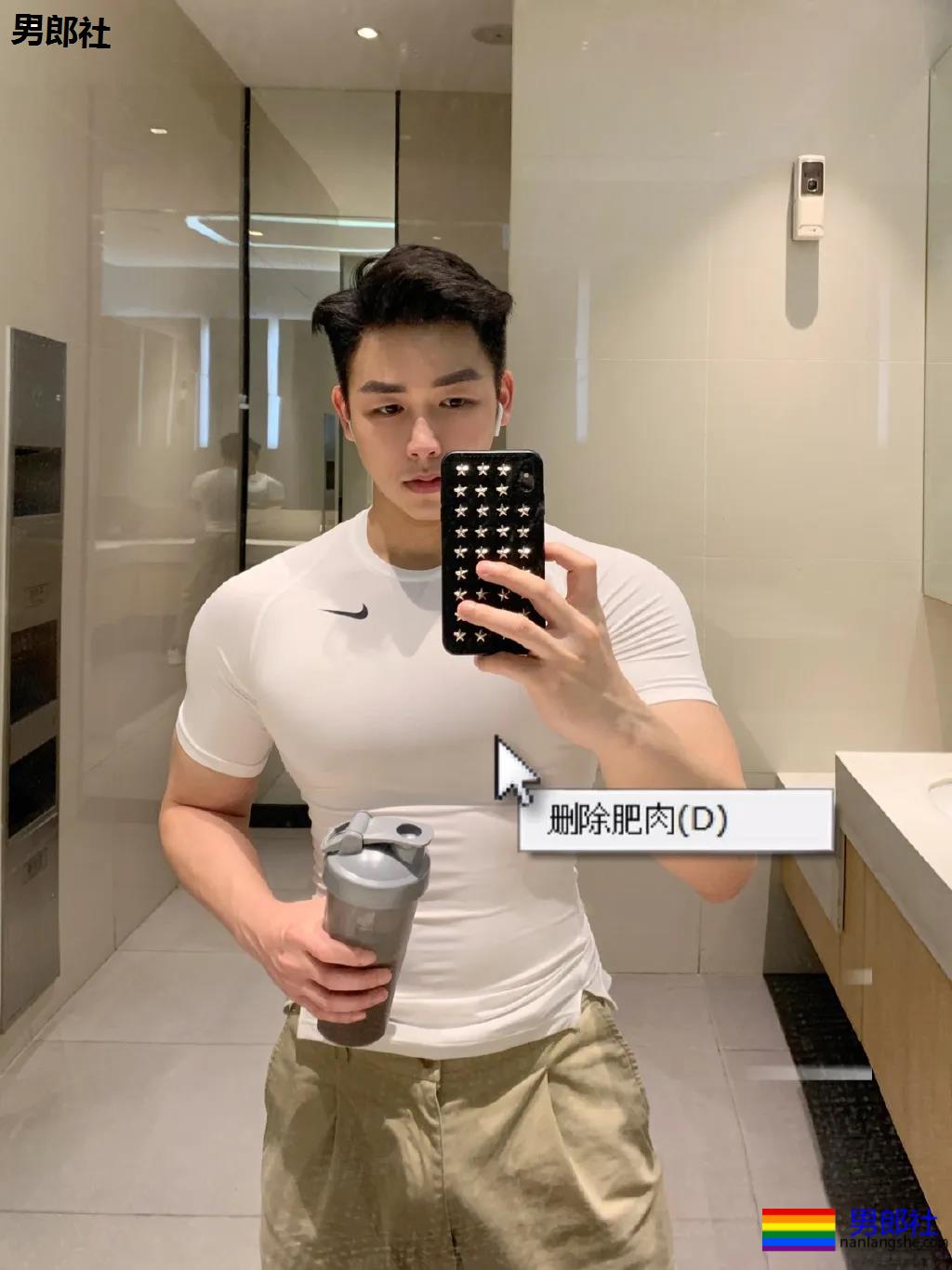 肌肉医生试衣间里玩自拍，长腿翘臀牛奶肌，撑爆衫胸肌大到犯规！ - 51虹马