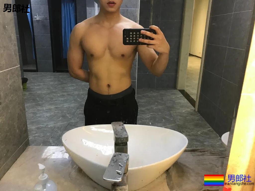 肌肉医生试衣间里玩自拍，长腿翘臀牛奶肌，撑爆衫胸肌大到犯规！ - 51虹马