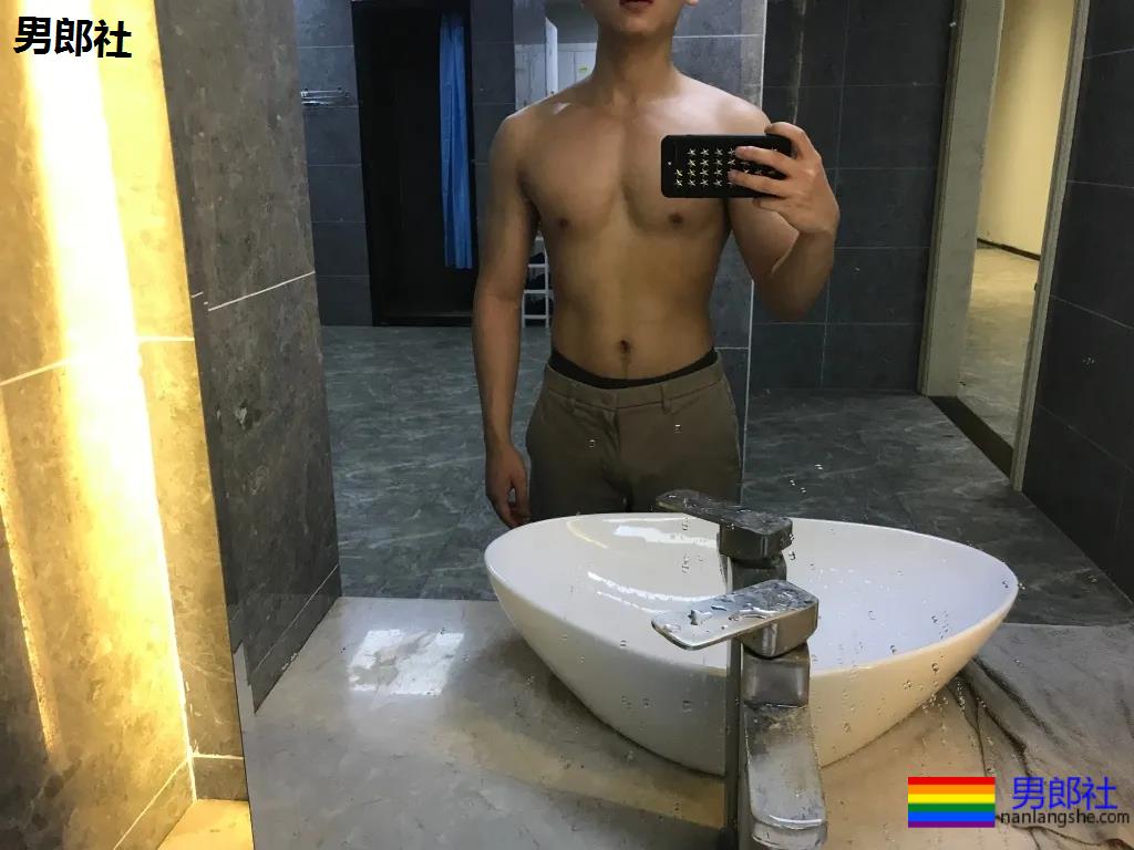 肌肉医生试衣间里玩自拍，长腿翘臀牛奶肌，撑爆衫胸肌大到犯规！ - 51虹马