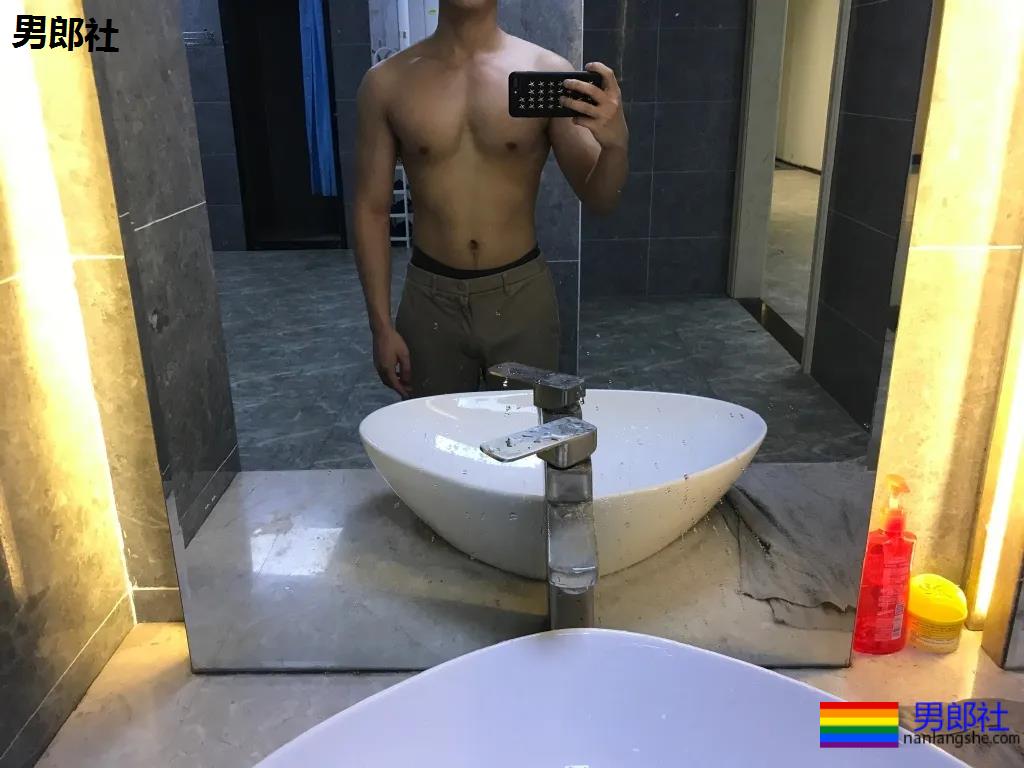 肌肉医生试衣间里玩自拍，长腿翘臀牛奶肌，撑爆衫胸肌大到犯规！ - 51虹马