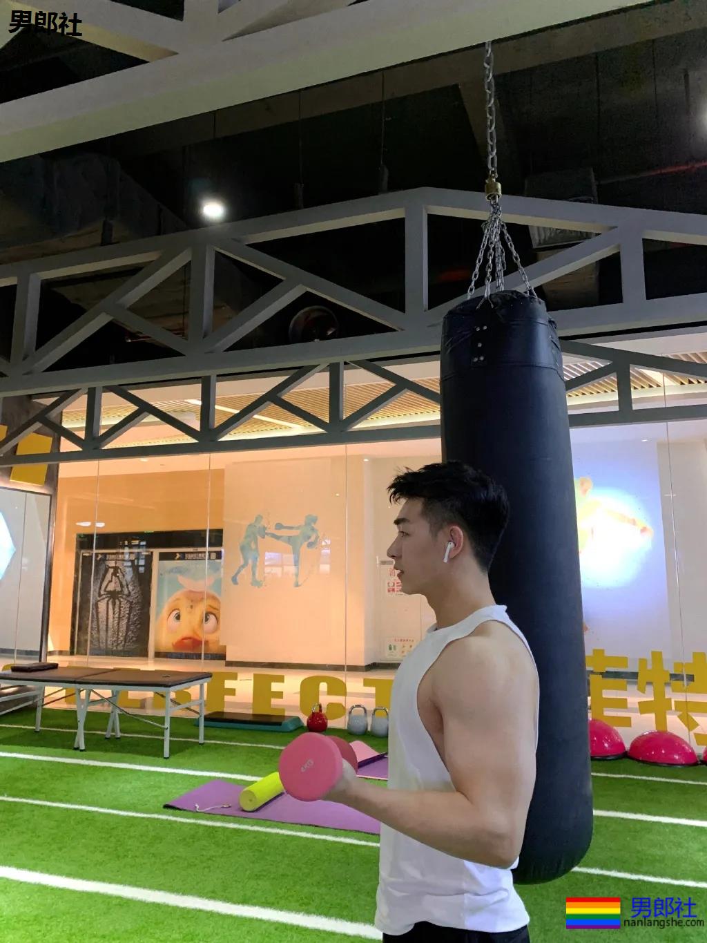 肌肉医生试衣间里玩自拍，长腿翘臀牛奶肌，撑爆衫胸肌大到犯规！ - 51虹马