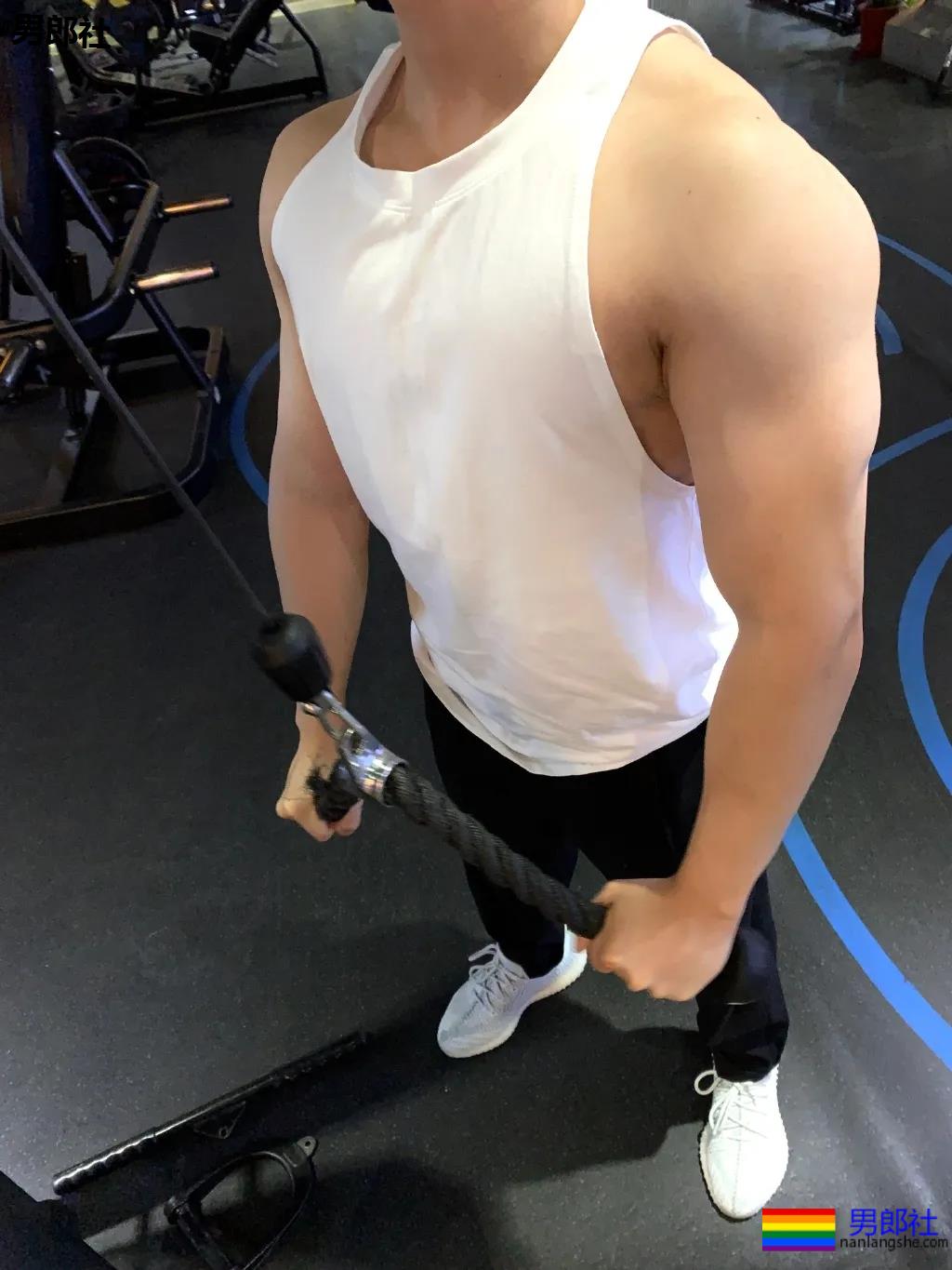 肌肉医生试衣间里玩自拍，长腿翘臀牛奶肌，撑爆衫胸肌大到犯规！ - 51虹马