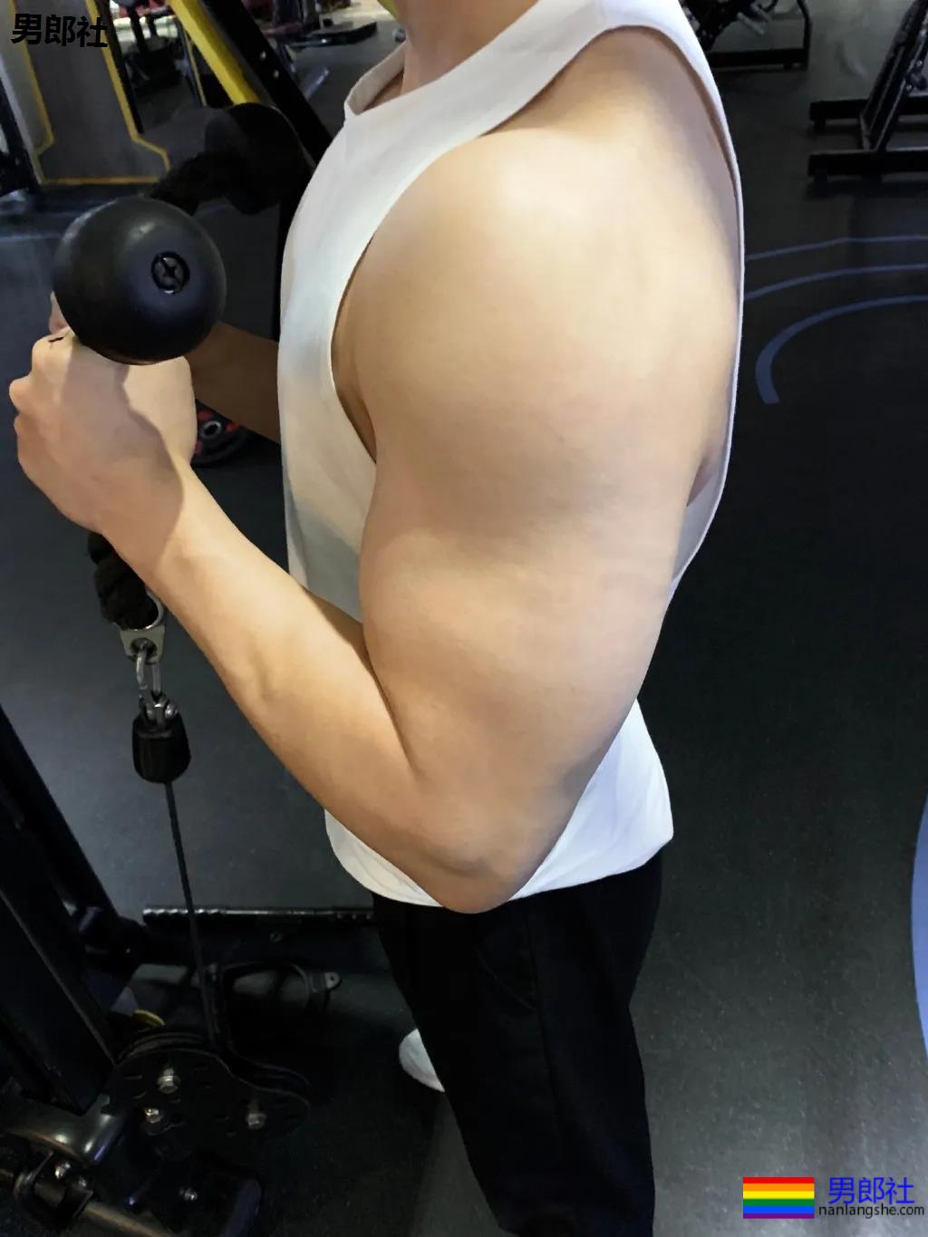 肌肉医生试衣间里玩自拍，长腿翘臀牛奶肌，撑爆衫胸肌大到犯规！ - 51虹马