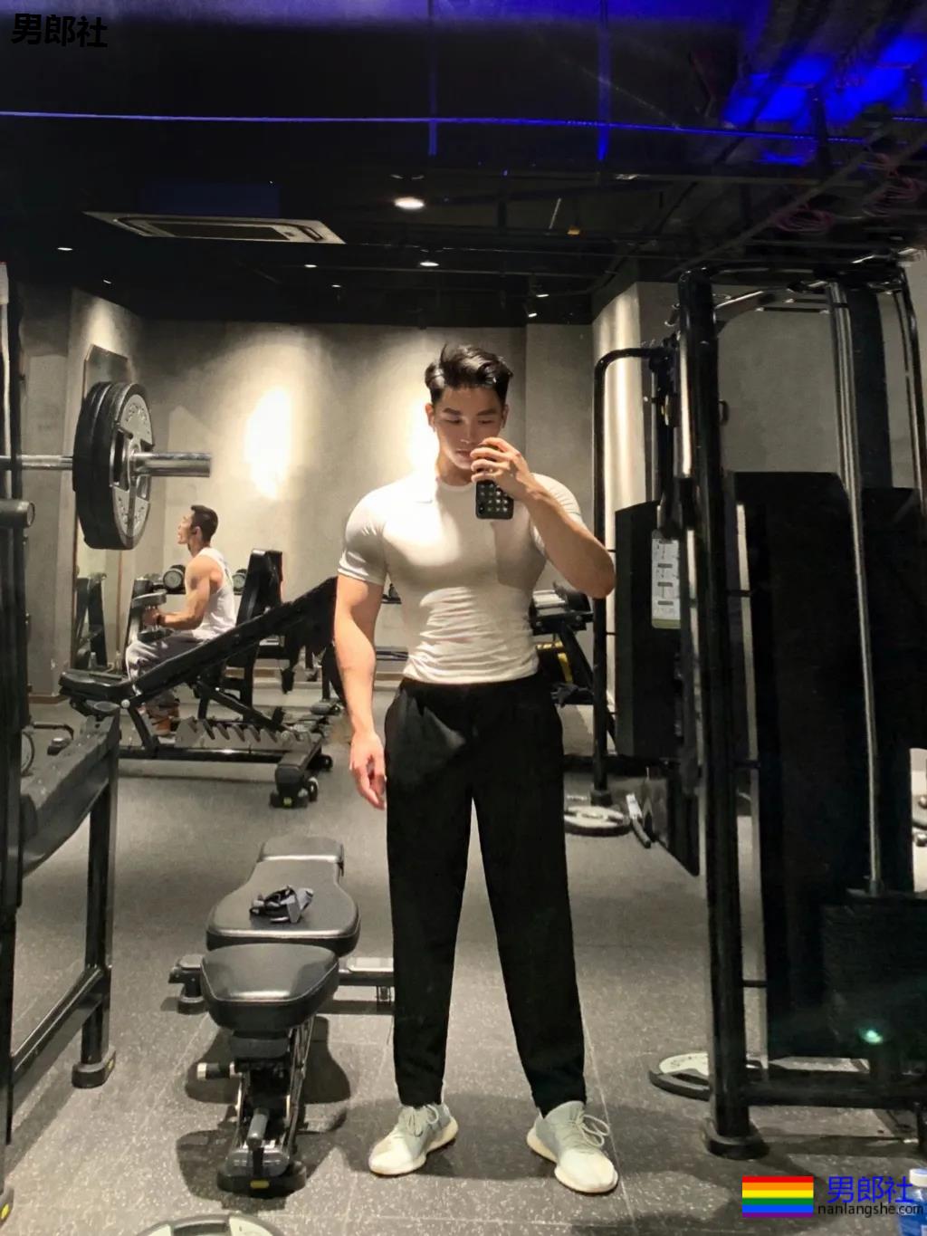 肌肉医生试衣间里玩自拍，长腿翘臀牛奶肌，撑爆衫胸肌大到犯规！ - 51虹马