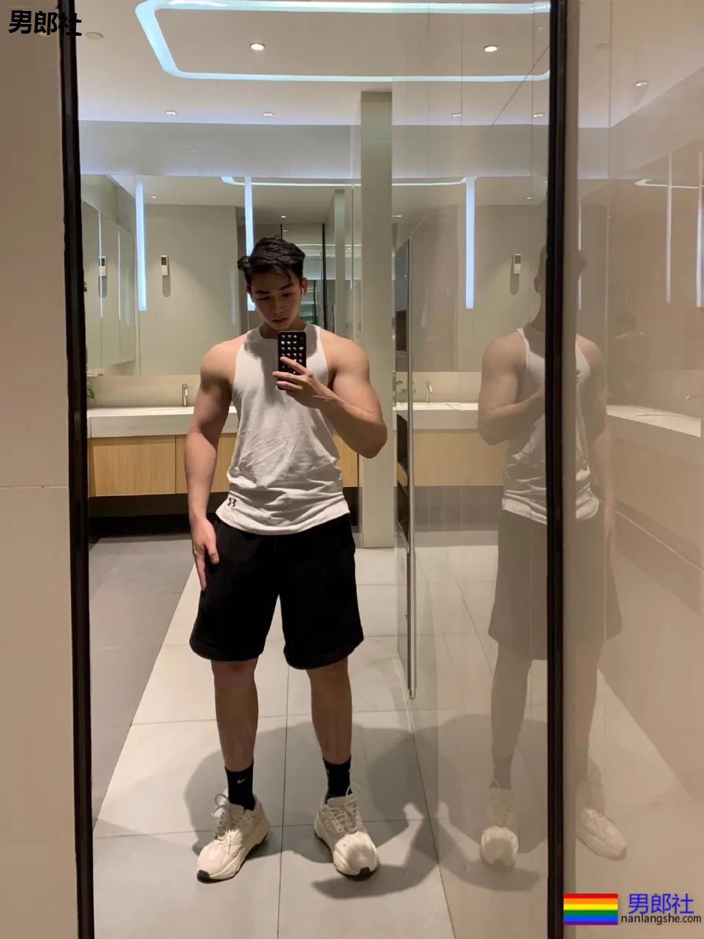 肌肉医生试衣间里玩自拍，长腿翘臀牛奶肌，撑爆衫胸肌大到犯规！ - 51虹马