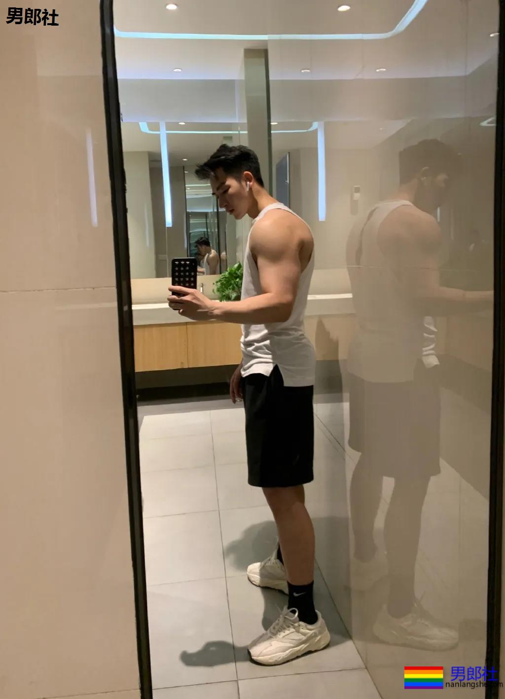 肌肉医生试衣间里玩自拍，长腿翘臀牛奶肌，撑爆衫胸肌大到犯规！ - 51虹马