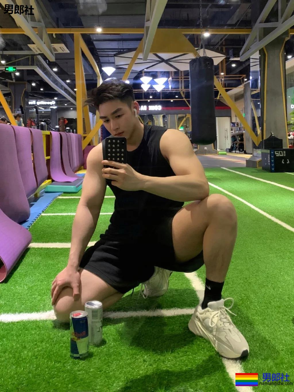 肌肉医生试衣间里玩自拍，长腿翘臀牛奶肌，撑爆衫胸肌大到犯规！ - 51虹马