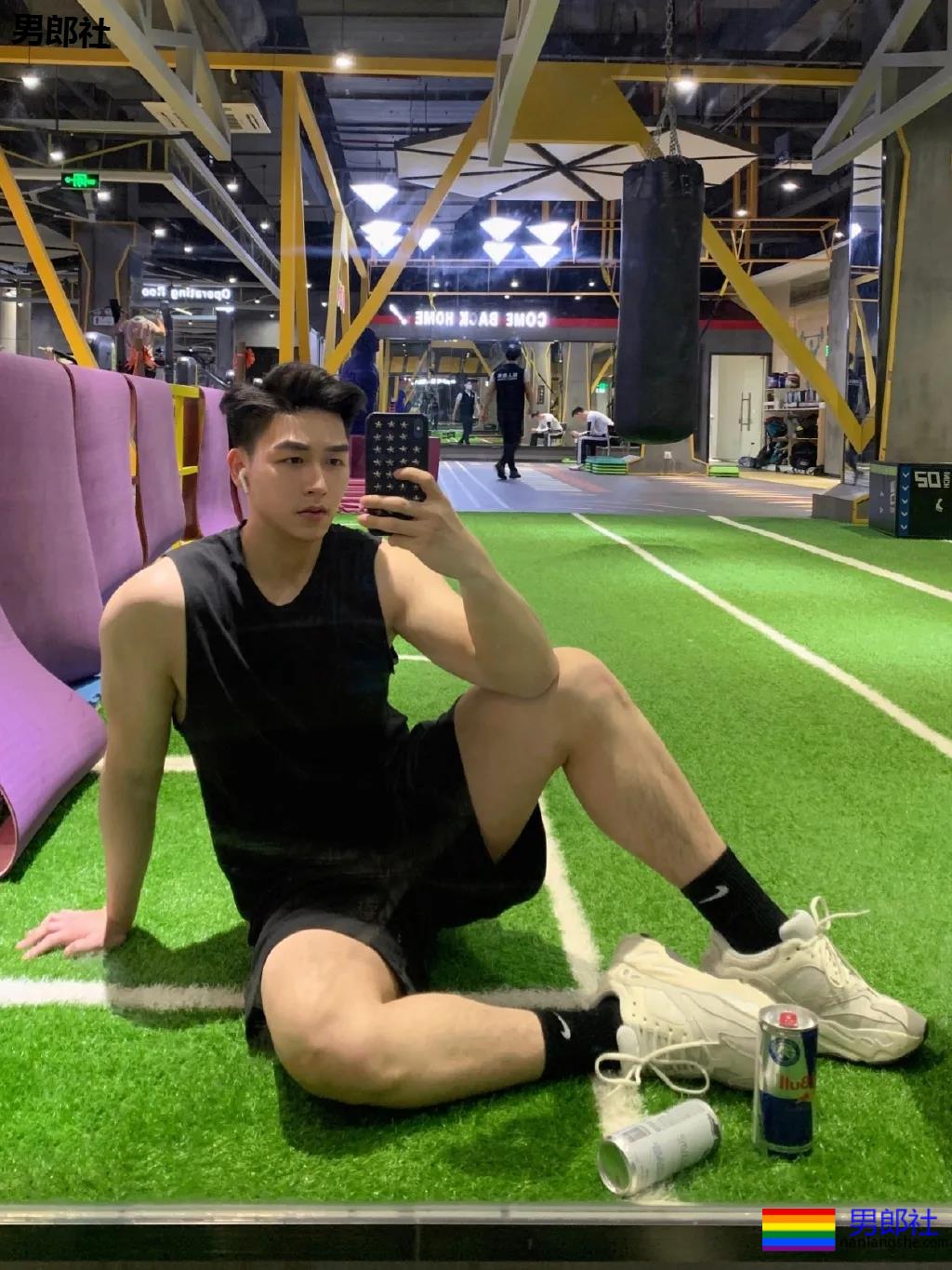 肌肉医生试衣间里玩自拍，长腿翘臀牛奶肌，撑爆衫胸肌大到犯规！ - 51虹马