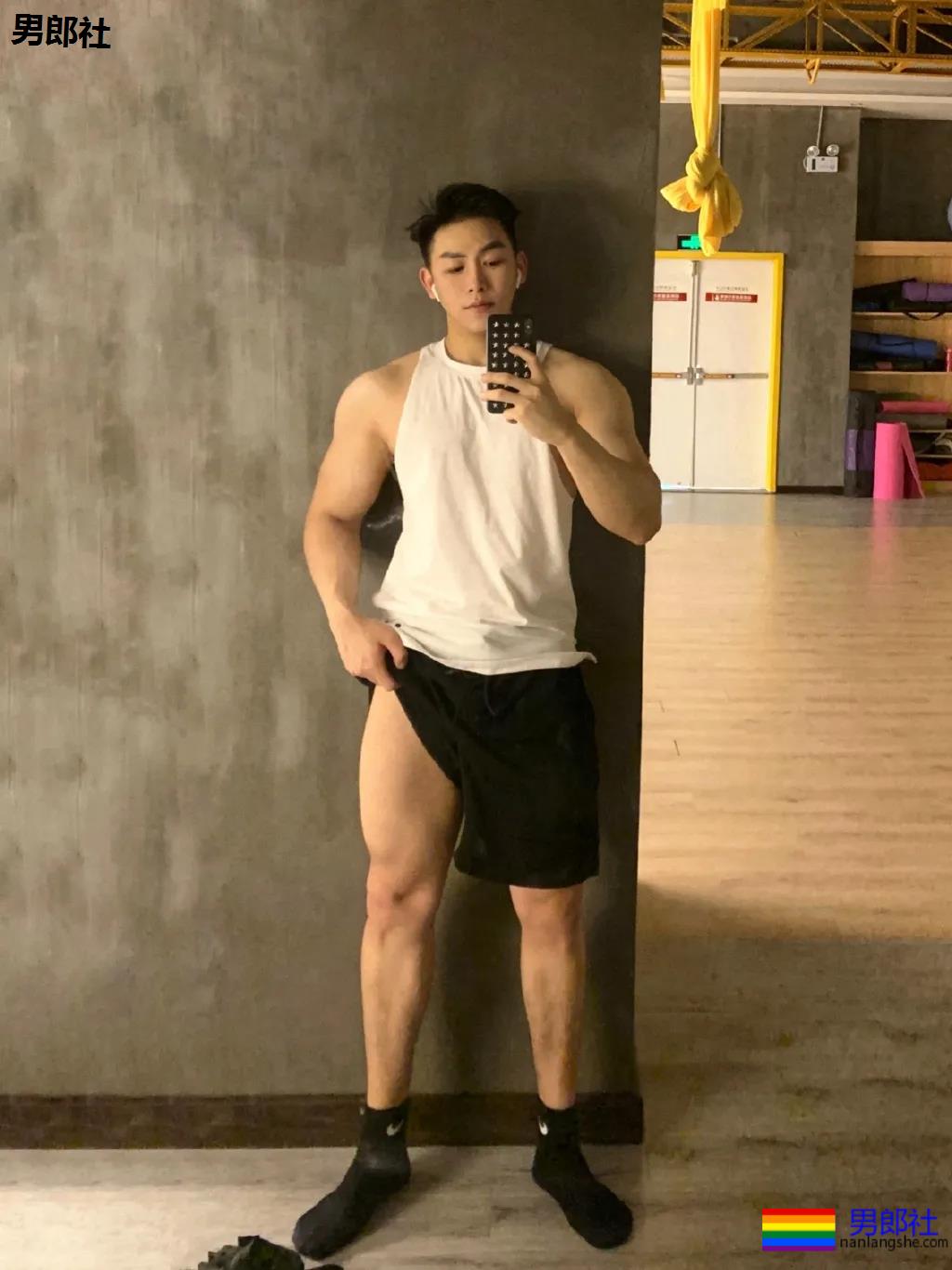 肌肉医生试衣间里玩自拍，长腿翘臀牛奶肌，撑爆衫胸肌大到犯规！ - 51虹马