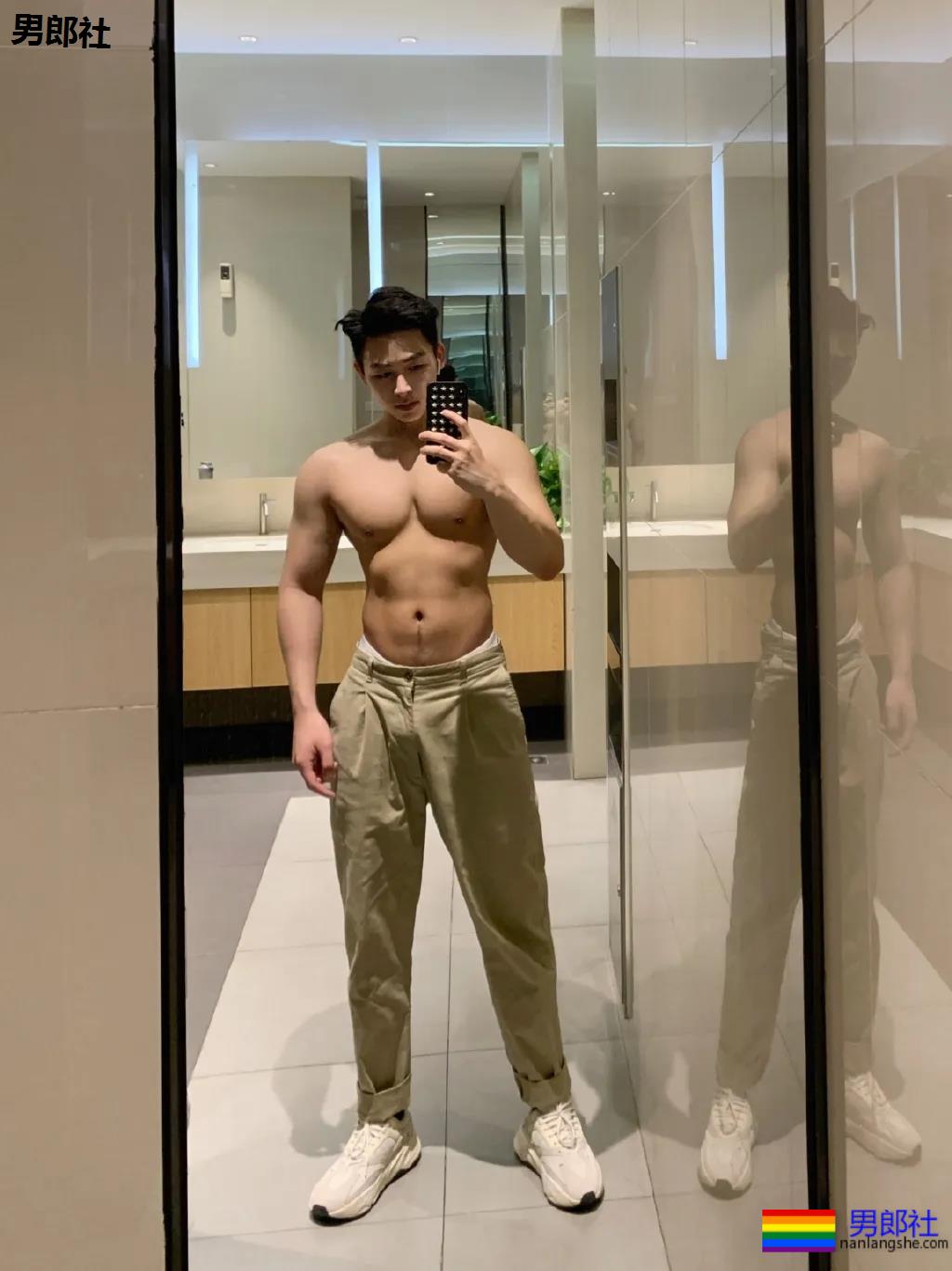 肌肉医生试衣间里玩自拍，长腿翘臀牛奶肌，撑爆衫胸肌大到犯规！ - 51虹马