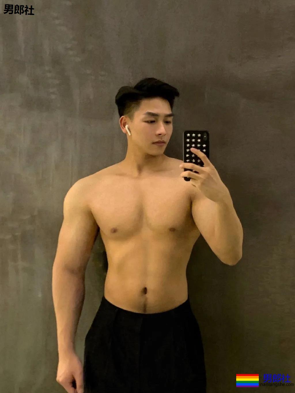 肌肉医生试衣间里玩自拍，长腿翘臀牛奶肌，撑爆衫胸肌大到犯规！ - 51虹马