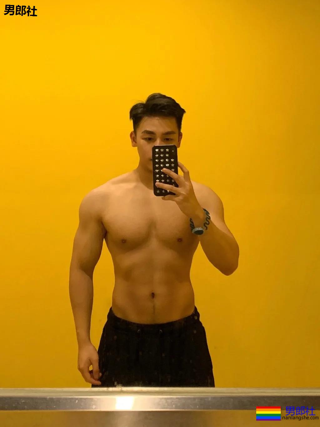 肌肉医生试衣间里玩自拍，长腿翘臀牛奶肌，撑爆衫胸肌大到犯规！ - 51虹马