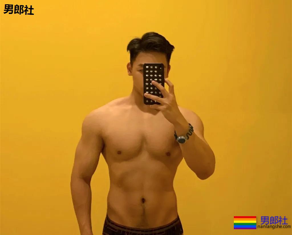 肌肉医生试衣间里玩自拍，长腿翘臀牛奶肌，撑爆衫胸肌大到犯规！ - 51虹马