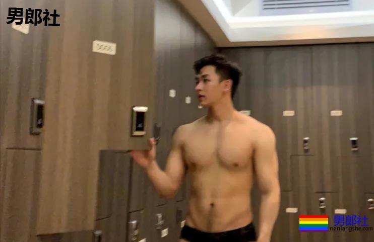 肌肉医生试衣间里玩自拍，长腿翘臀牛奶肌，撑爆衫胸肌大到犯规！ - 51虹马