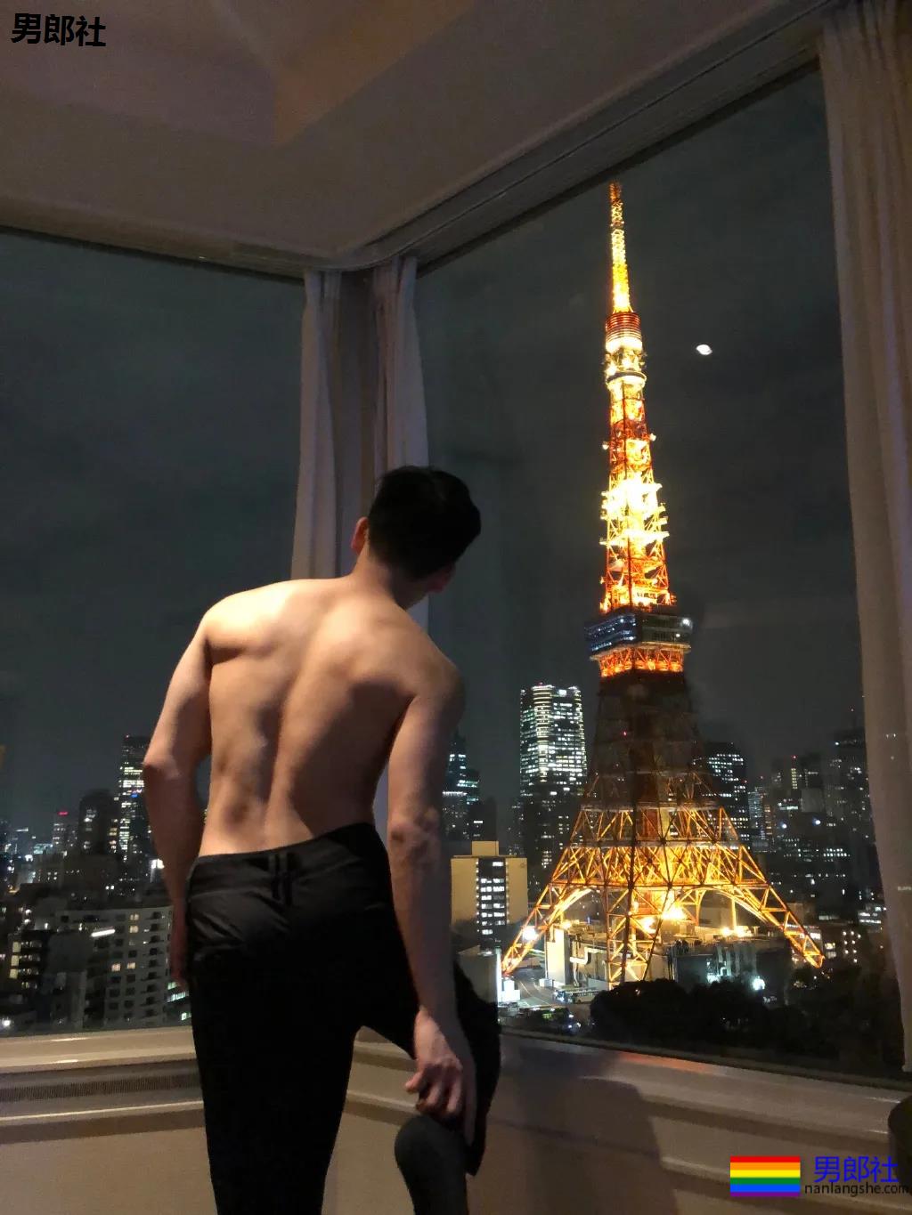 肌肉医生试衣间里玩自拍，长腿翘臀牛奶肌，撑爆衫胸肌大到犯规！ - 51虹马