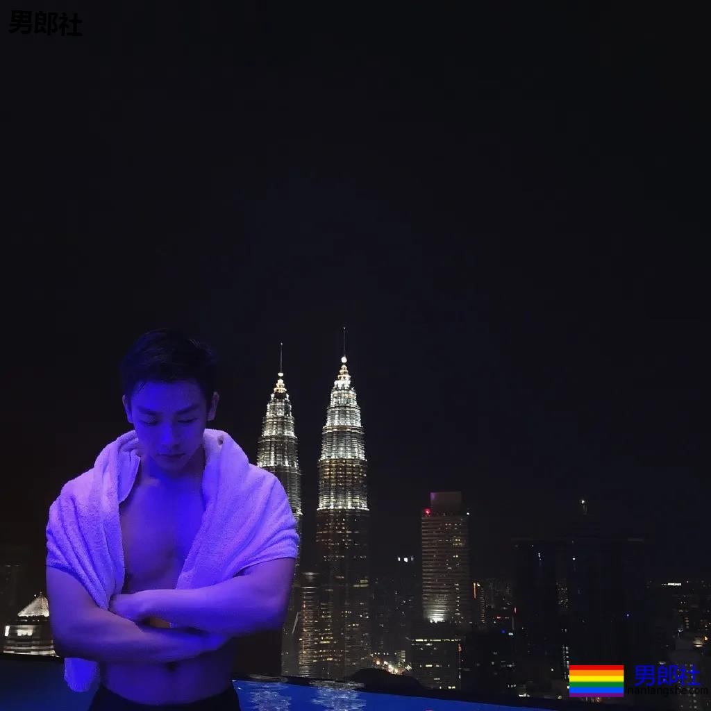 肌肉医生试衣间里玩自拍，长腿翘臀牛奶肌，撑爆衫胸肌大到犯规！ - 51虹马