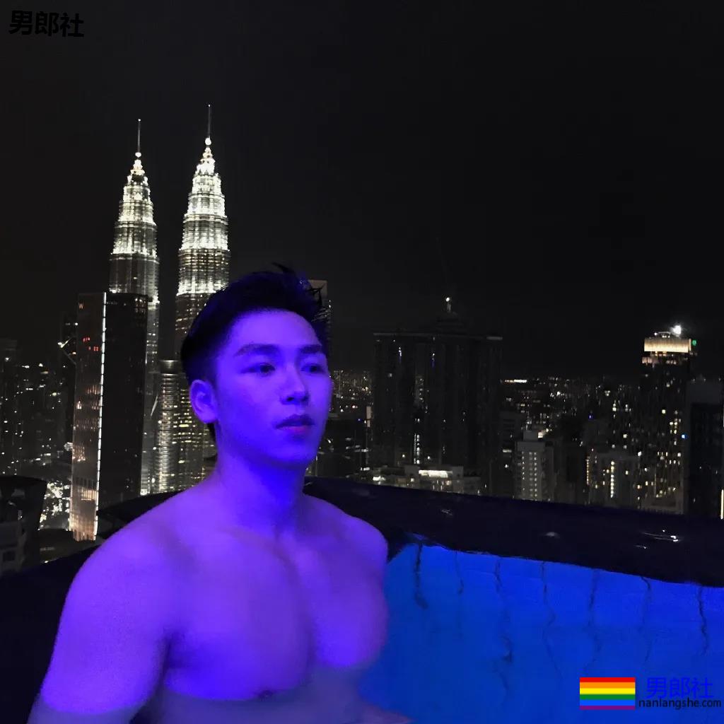 肌肉医生试衣间里玩自拍，长腿翘臀牛奶肌，撑爆衫胸肌大到犯规！ - 51虹马