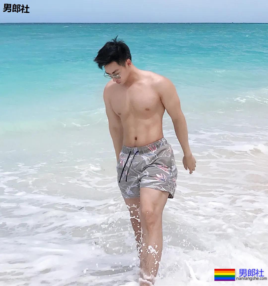 肌肉医生试衣间里玩自拍，长腿翘臀牛奶肌，撑爆衫胸肌大到犯规！ - 51虹马