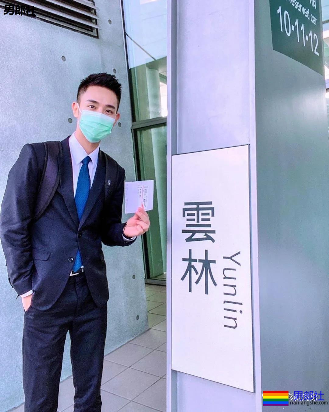 办公室大鼻子正装帅同事，西裤穿的太紧身让人受不了-51虹马