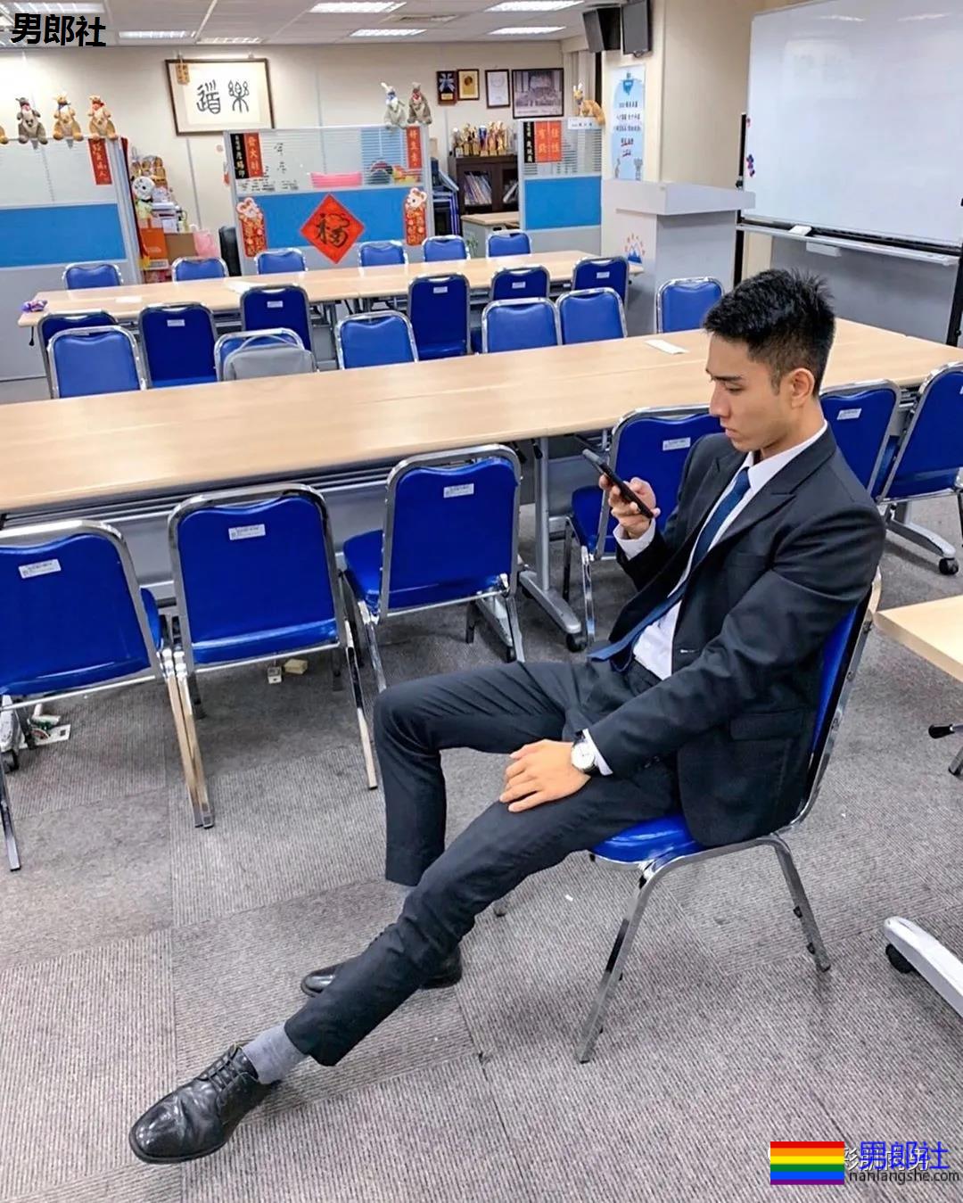 办公室大鼻子正装帅同事,西裤穿的太紧身让人受不了 - 51虹马 办公室大鼻子正装帅同事,西裤穿的太紧身让人受不了 - 51虹马