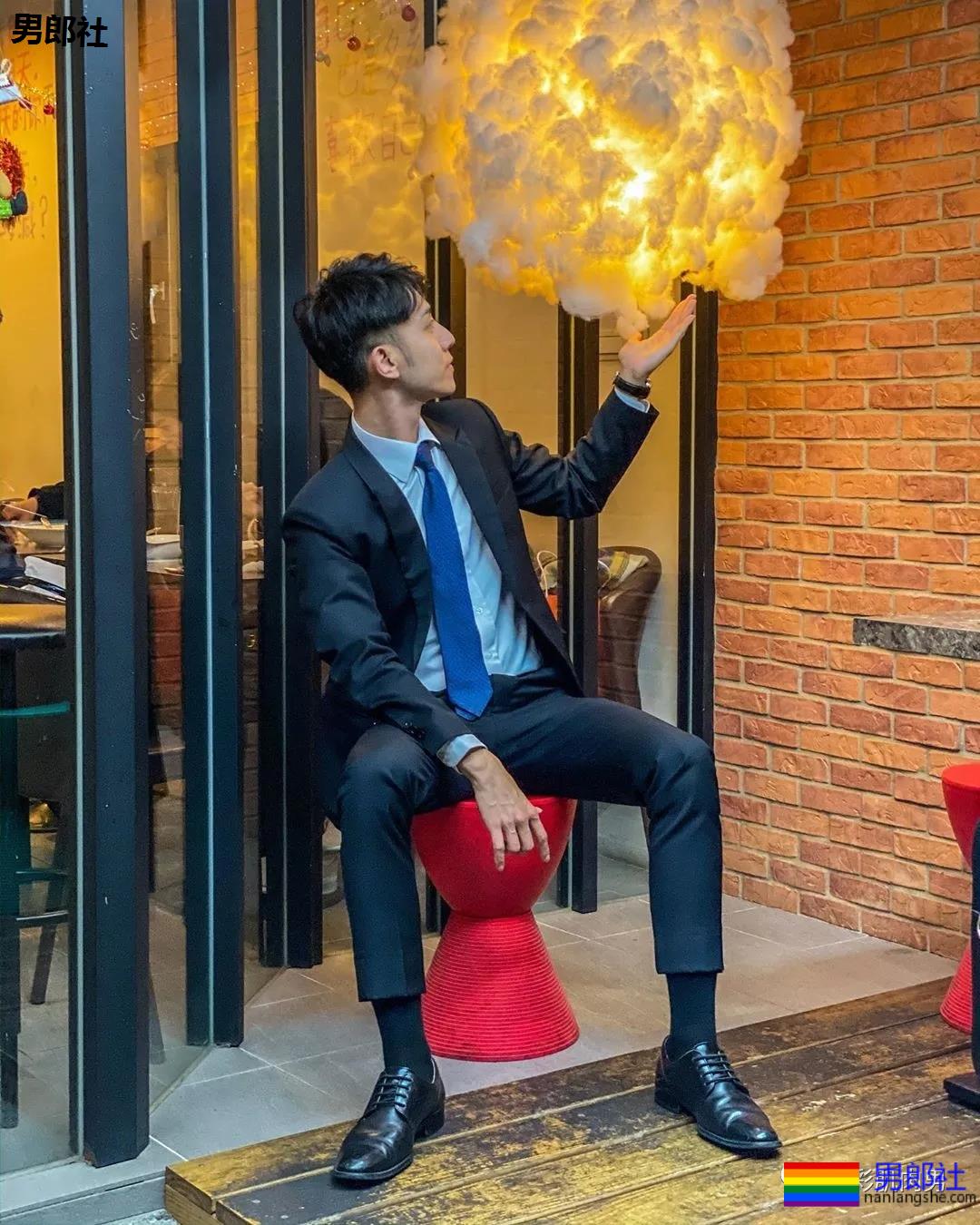 办公室大鼻子正装帅同事,西裤穿的太紧身让人受不了 - 51虹马 办公室大鼻子正装帅同事,西裤穿的太紧身让人受不了 - 51虹马