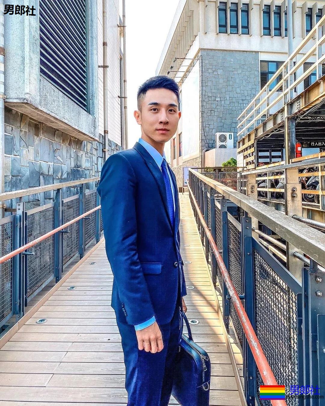 办公室大鼻子正装帅同事,西裤穿的太紧身让人受不了 - 51虹马 办公室大鼻子正装帅同事,西裤穿的太紧身让人受不了 - 51虹马