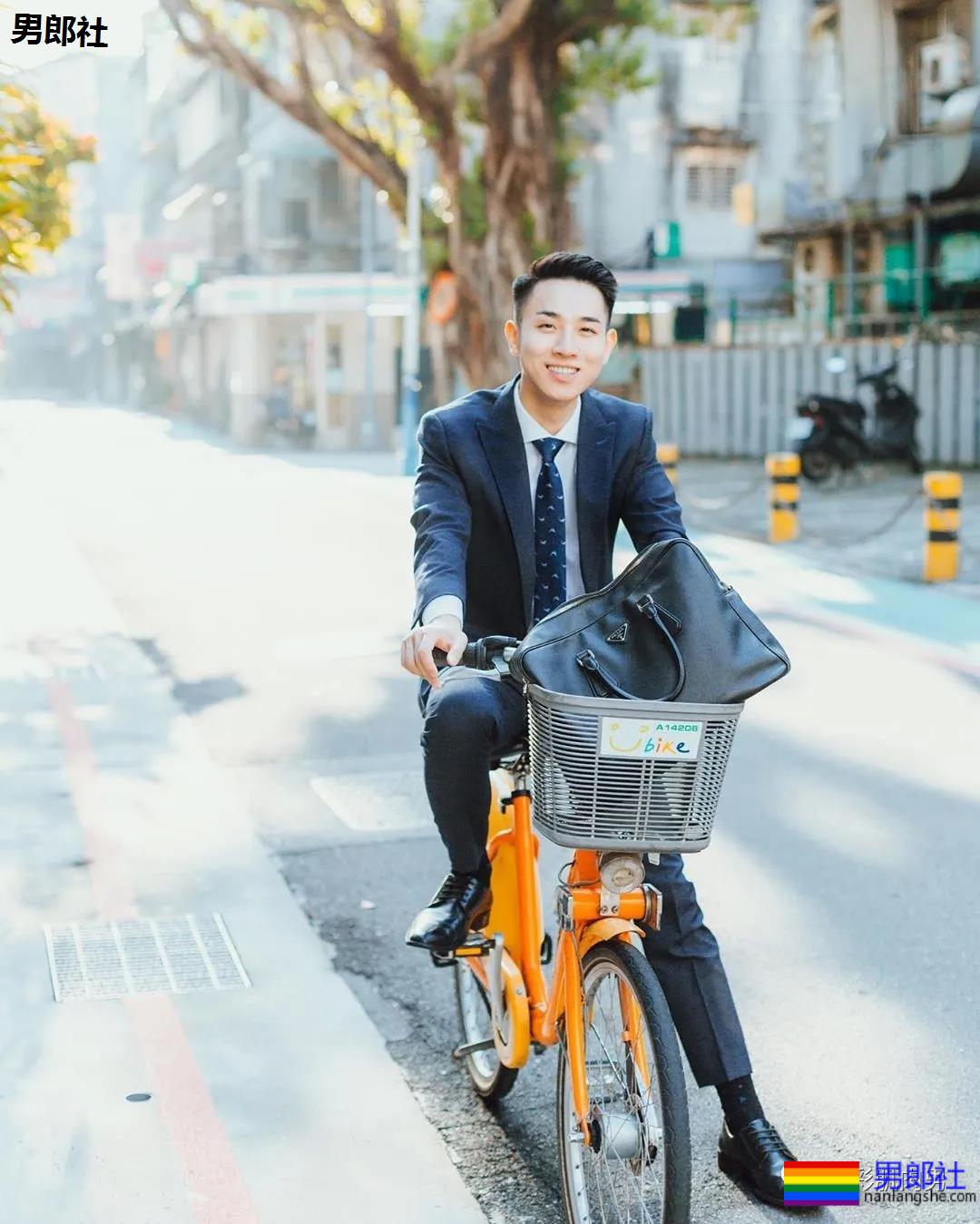 办公室大鼻子正装帅同事,西裤穿的太紧身让人受不了 - 51虹马 办公室大鼻子正装帅同事,西裤穿的太紧身让人受不了 - 51虹马