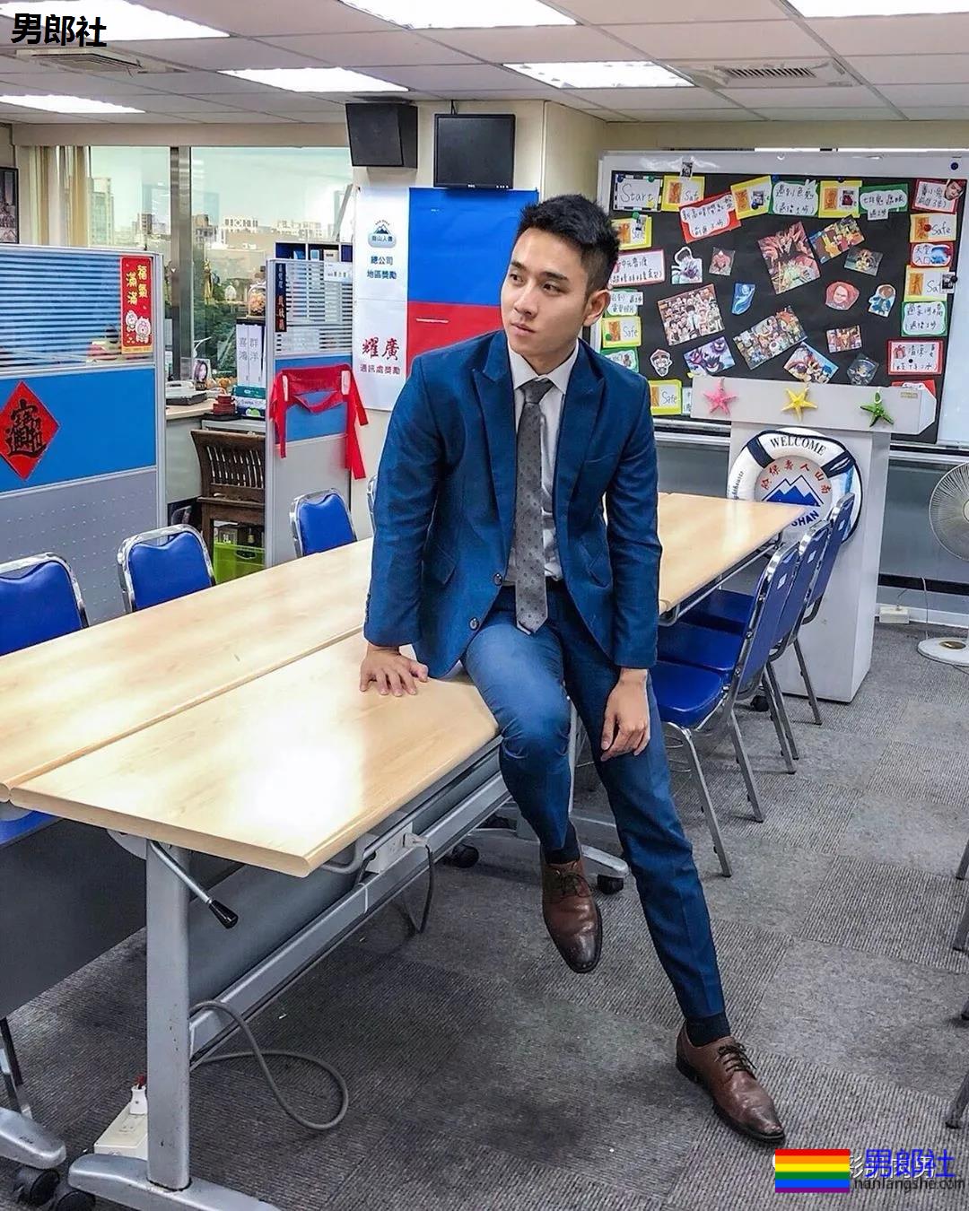 办公室大鼻子正装帅同事,西裤穿的太紧身让人受不了 - 51虹马 办公室大鼻子正装帅同事,西裤穿的太紧身让人受不了 - 51虹马