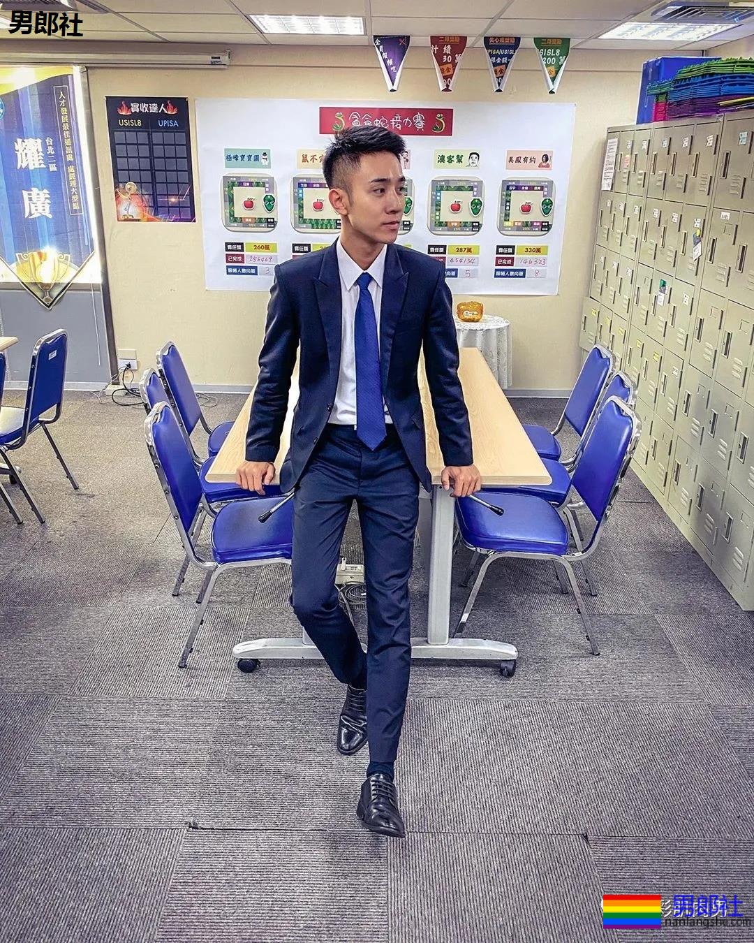 办公室大鼻子正装帅同事,西裤穿的太紧身让人受不了 - 51虹马 办公室大鼻子正装帅同事,西裤穿的太紧身让人受不了 - 51虹马