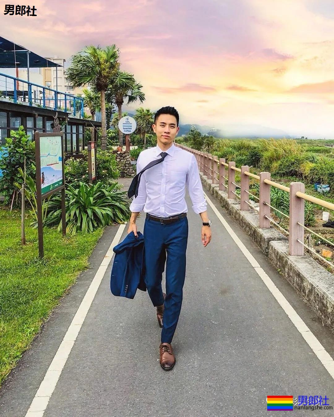 办公室大鼻子正装帅同事,西裤穿的太紧身让人受不了 - 51虹马 办公室大鼻子正装帅同事,西裤穿的太紧身让人受不了 - 51虹马