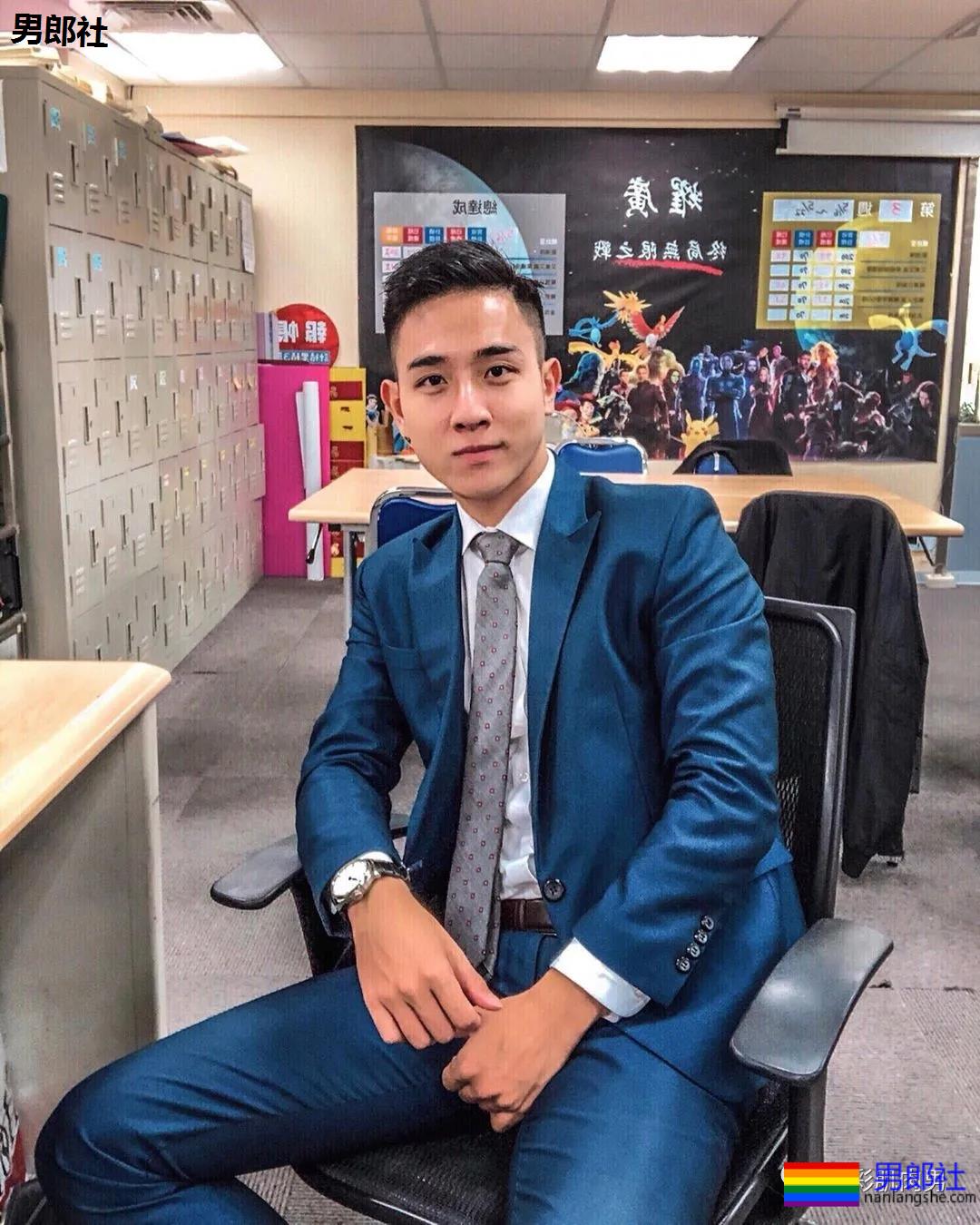 办公室大鼻子正装帅同事,西裤穿的太紧身让人受不了 - 51虹马 办公室大鼻子正装帅同事,西裤穿的太紧身让人受不了 - 51虹马