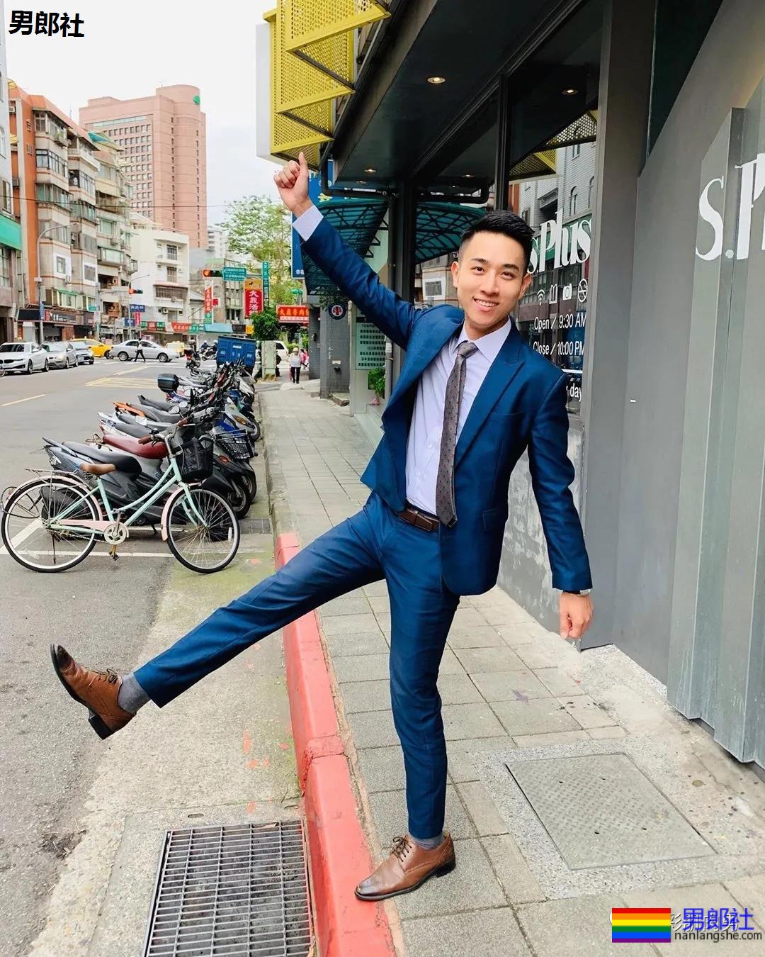 办公室大鼻子正装帅同事,西裤穿的太紧身让人受不了 - 51虹马 办公室大鼻子正装帅同事,西裤穿的太紧身让人受不了 - 51虹马