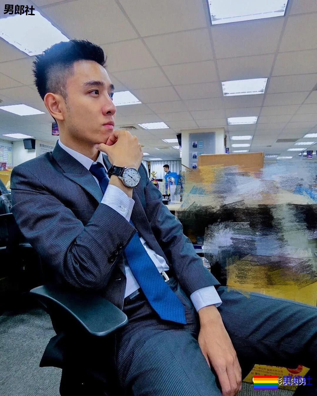 办公室大鼻子正装帅同事,西裤穿的太紧身让人受不了 - 51虹马 办公室大鼻子正装帅同事,西裤穿的太紧身让人受不了 - 51虹马