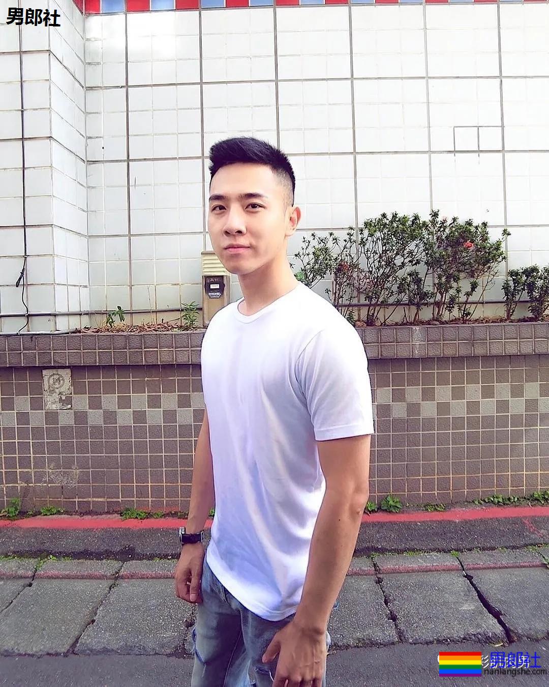 办公室大鼻子正装帅同事,西裤穿的太紧身让人受不了 - 51虹马 办公室大鼻子正装帅同事,西裤穿的太紧身让人受不了 - 51虹马