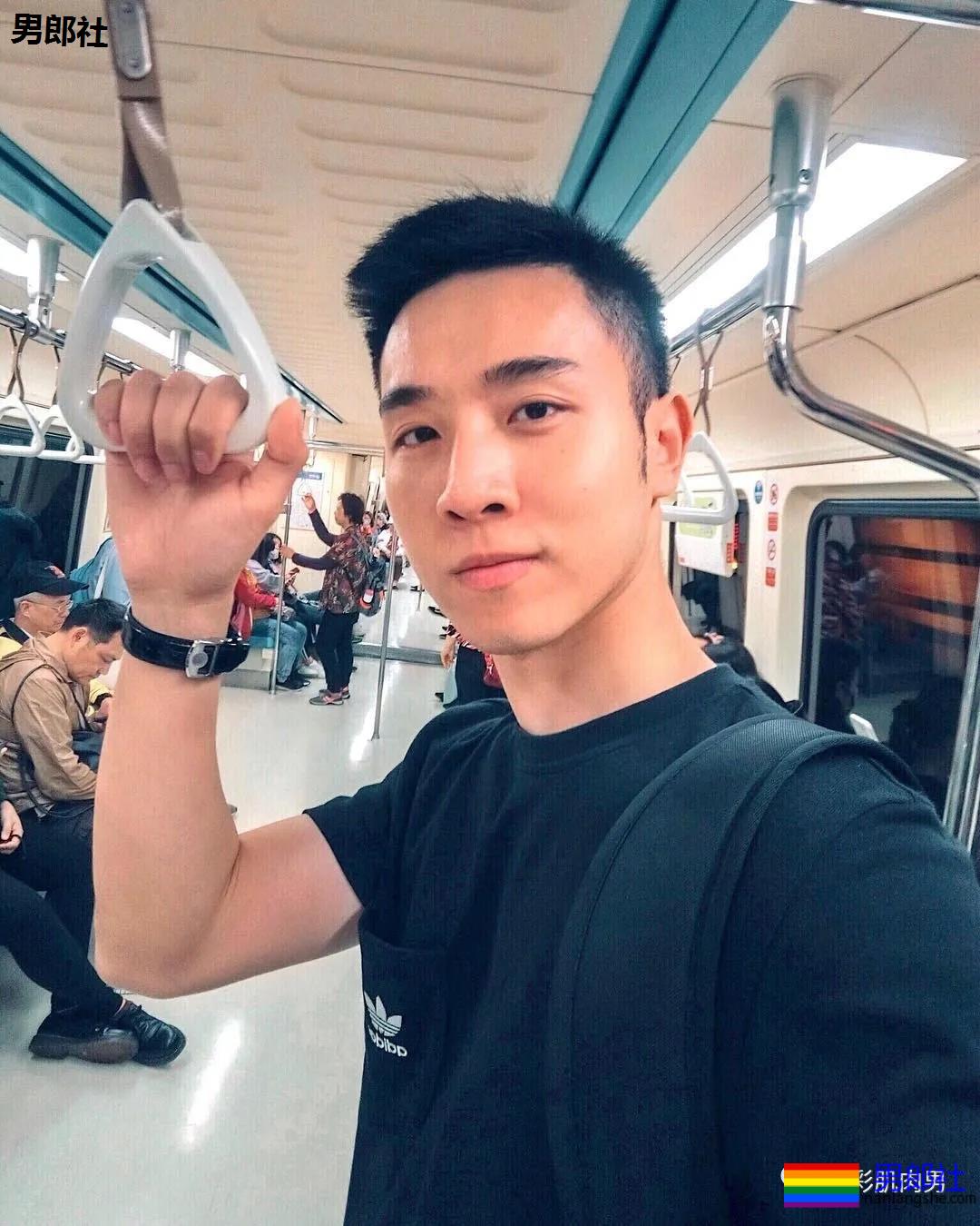 办公室大鼻子正装帅同事,西裤穿的太紧身让人受不了 - 51虹马 办公室大鼻子正装帅同事,西裤穿的太紧身让人受不了 - 51虹马