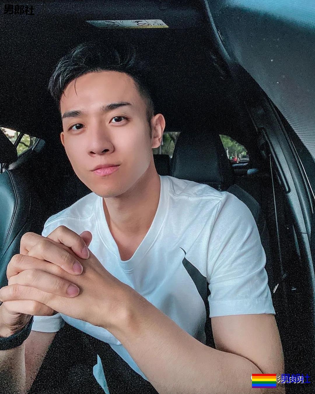 办公室大鼻子正装帅同事,西裤穿的太紧身让人受不了 - 51虹马 办公室大鼻子正装帅同事,西裤穿的太紧身让人受不了 - 51虹马