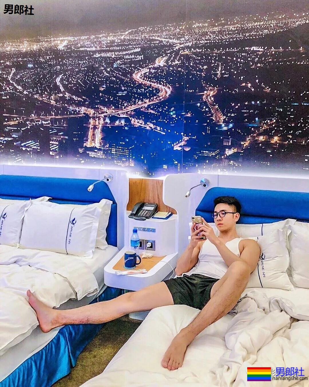 办公室大鼻子正装帅同事,西裤穿的太紧身让人受不了 - 51虹马 办公室大鼻子正装帅同事,西裤穿的太紧身让人受不了 - 51虹马