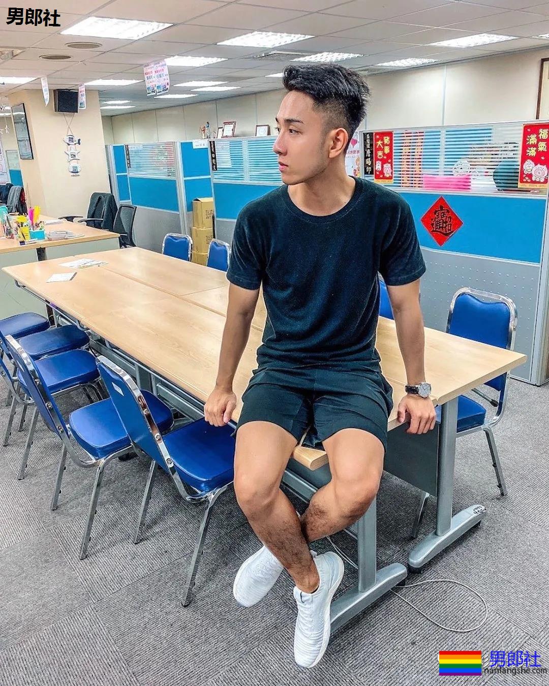 办公室大鼻子正装帅同事,西裤穿的太紧身让人受不了 - 51虹马 办公室大鼻子正装帅同事,西裤穿的太紧身让人受不了 - 51虹马