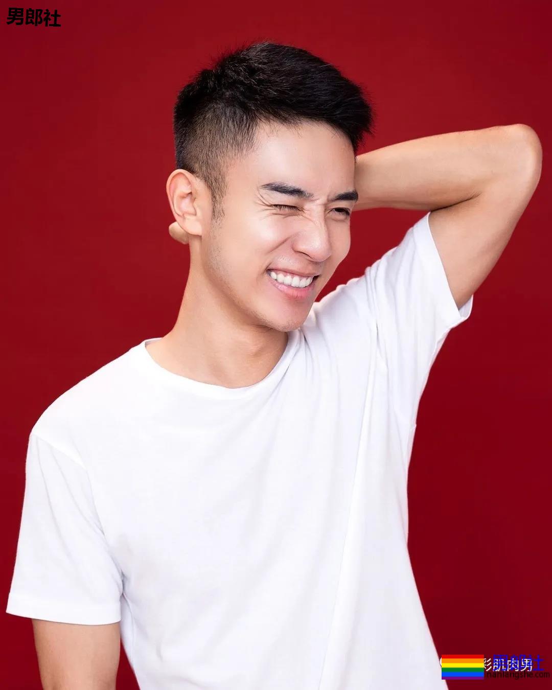 办公室大鼻子正装帅同事,西裤穿的太紧身让人受不了 - 51虹马 办公室大鼻子正装帅同事,西裤穿的太紧身让人受不了 - 51虹马